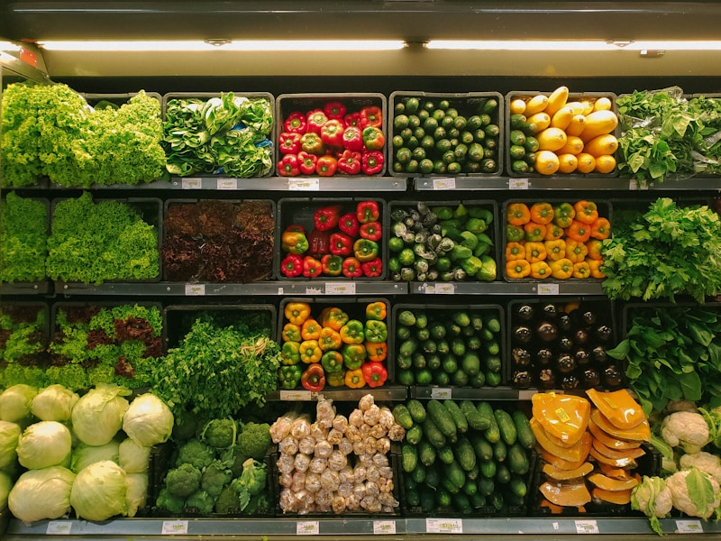 Expositor de hortifruti com ervas frescas, folhosas e temperos